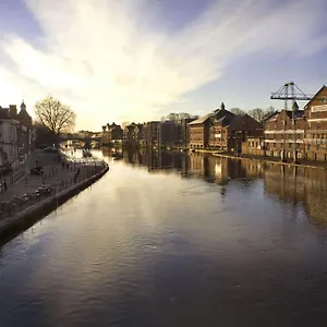 https://pass-the-keys-cosy-city-centre-flat.yorkshirehotels.net